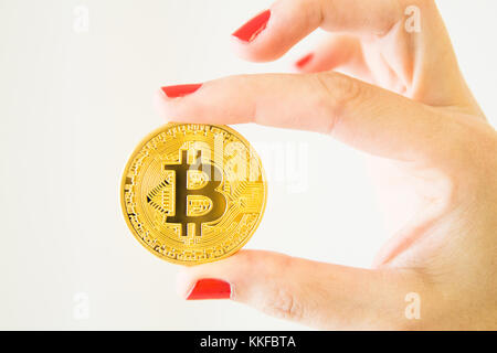 Frau hand mit einem bitcoin Stockfoto