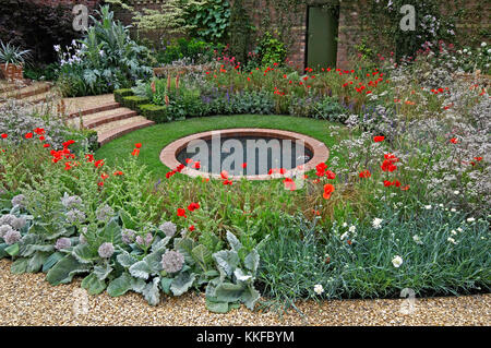 Bunte ummauerten Cottage Garten mit Pool Stockfoto