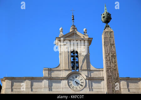 Obelisk von montecitorio und italienischen Parlament auf der Piazza di Palazzo Montecitorio in Rom, Italien Stockfoto