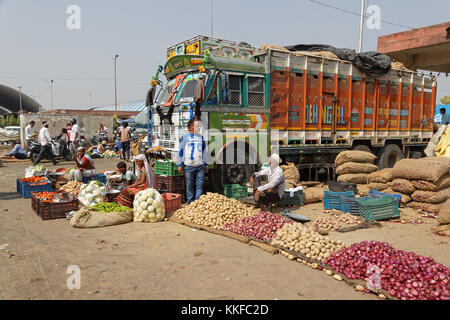 JAIPUR, Indien, 26. Oktober 2017: Auf dem Markt. Jaipur ist ein beliebtes Reiseziel in Indien und fungiert als Gateway zu anderen Reiseziel Stockfoto