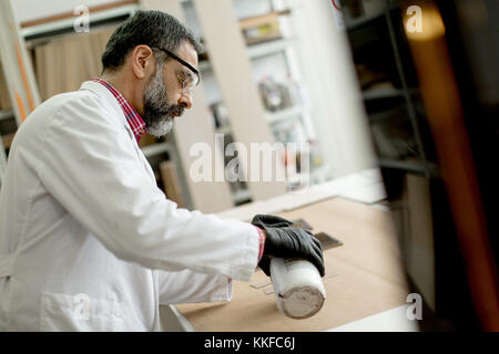 Blick auf Techniker im Labor untersucht, keramische Fliesen und Platten Stockfoto