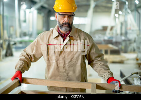 Stattliche reifer Mann im modernen Möbel Fabrik arbeiten Stockfoto