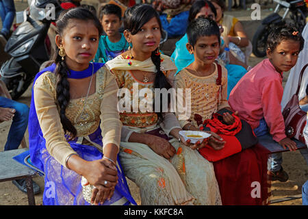 JAIPUR, Indien, 27. Oktober 2017: Junge Mädchen an Galtaji warten auf Pilgerfahrt in Galtaji Tempel. Stockfoto