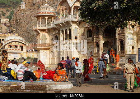 JAIPUR, Indien, 27. Oktober 2017: Indische Leute an Galtaji (Khole Ke Hanuman Ji). Dies ist eine alte hinduistischen Wallfahrtsort in der Stadt Khania-Balaj Stockfoto