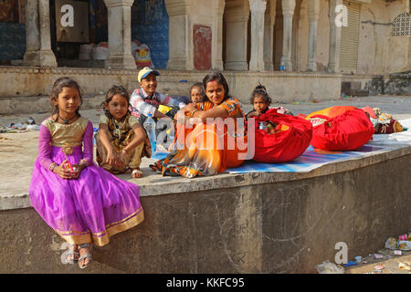 JAIPUR, Indien, 27. Oktober 2017: Indische Leute an Galtaji (Khole Ke Hanuman Ji). Dies ist eine alte hinduistischen Wallfahrtsort in der Stadt Khania-Balaj Stockfoto