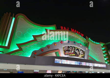 JAIPUR, Indien, 27. Oktober 2017: Raj Mandir Cinema ist eine berühmte Film Theater in Jaipur. Die BAISER-förmige Auditorium im Jahr 1976 eröffnet, und über die y- Stockfoto