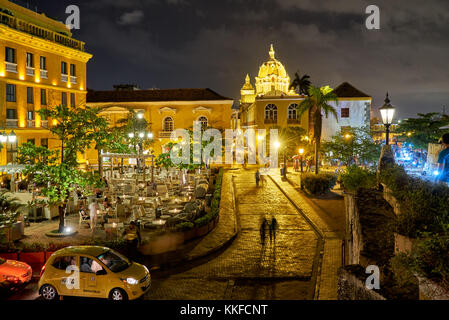 Night Shot von Plaza De Santa Teresa, Straßenszene in Cartagena de Indias, Kolumbien, Südamerika Stockfoto