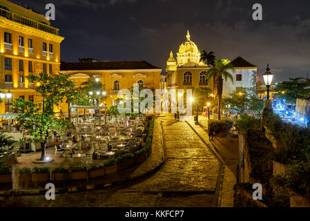 Night Shot von Plaza De Santa Teresa, Straßenszene in Cartagena de Indias, Kolumbien, Südamerika Stockfoto