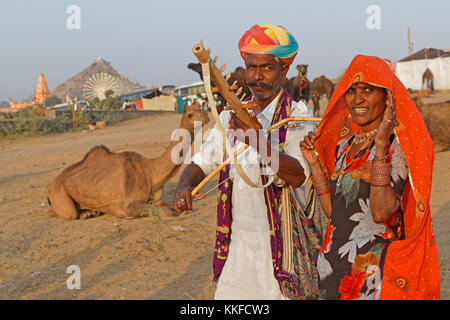 PUSHKAR, Indien, 28. Oktober 2017: Musiker während des Festivals. Pushkar Kamel Messe ist eine der größten Viehmärkte im Land mit Tausenden Stockfoto