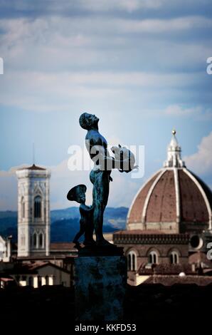 Bronzestatue in den Boboli-gärten des Palazzo Pitti in Florenz, Italien. Campanile und Kuppel des Duomo Kathedrale hinter Stockfoto