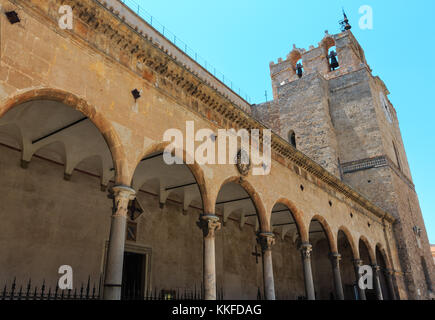 Stadt Blick auf die Kathedrale von Monreale, Palermo, Sizilien, Italien. Eine der größten Umfang Beispiele normannischer Architektur. Stockfoto