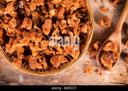 Frische hausgemachte Gräber im Holz- Korb und Löffel von oben Stockfoto