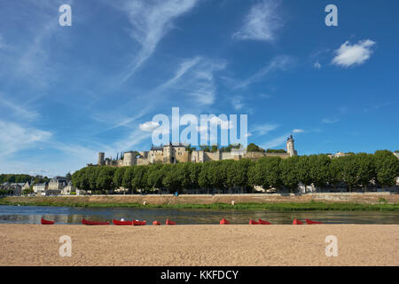 Der sandige Flussstrand und Touristencanoes im UNESCO-Weltkulturerbe Chinon am Fluss Vienne im Loiretal, Indre et Loiré, Frankreich. Stockfoto