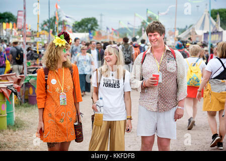 Festivalbesucher mit 'bun der Tories Abzeichen und t-shirt an Glastonbury 2017 Stockfoto