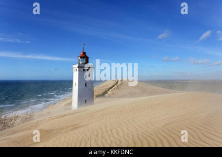 Der alte Leuchtturm in Rubjerg Knude, teilweise mit Sand dune an einem windigen Tag, Dänemark, Europa abgedeckt. Stockfoto