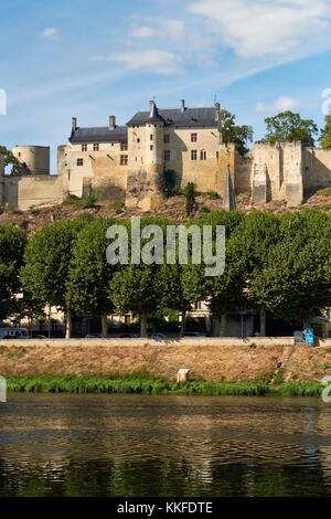 Das Schloss Chinon und das historische UNESCO-Weltkulturerbe Chinon am Fluss Vienne im Loiretal, Indre et Loiré, Frankreich. Stockfoto