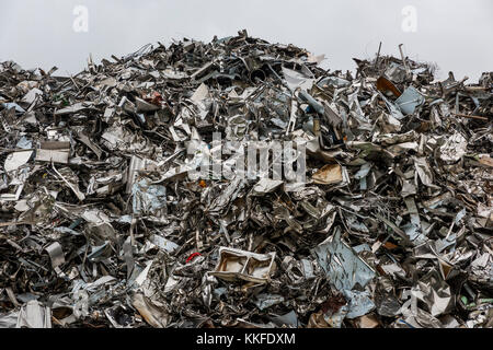 Berg von Recycling Materialien, verschiedene Produkte aus Stahl Stockfoto