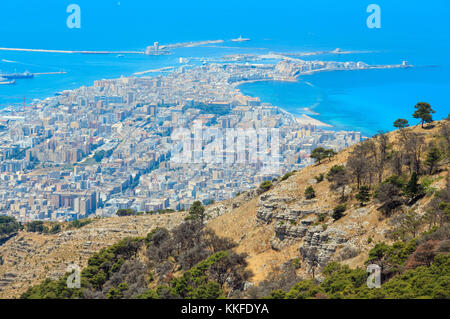 Panoramablick auf alten multikulturellen Stadt Trapani auf der Tyrrhenischen Küste mit Ägadischen Inseln von Erice, Sizilien, Italien Stockfoto