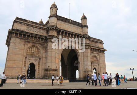 Menschen besuchen Gateway of India in Mumbai, Indien. Stockfoto