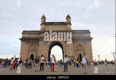 Menschen besuchen Gateway of India in Mumbai, Indien. Stockfoto