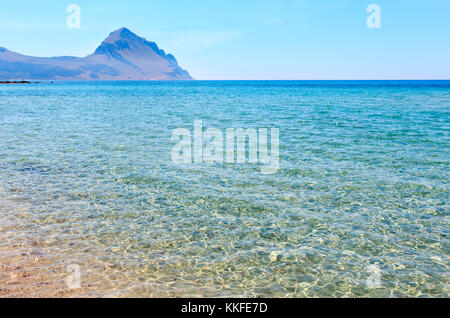 Azure Tyrrhenische Meer malerische Bucht und Monte Cofano Mount View in der Nähe von Bue Marino Strand, Taormina, San Vito Lo Capo, Sizilien, Italien Stockfoto