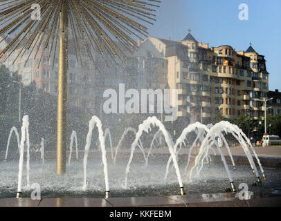 Brunnen in der Form von Löwenzahn vor dem Hintergrund von Gebäuden. Stockfoto