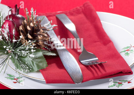 Messer und Gabel mit Serviette auf Weihnachten Platten Stockfoto