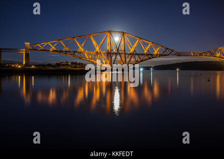 10 Sek. Belichtung der Weltbekannten Forth Rail Bridge auf einem eine schöne ruhige Nacht. Stockfoto