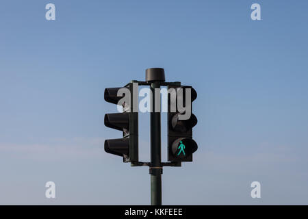 grüne Fußgängerampel Stockfoto