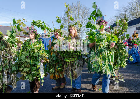 Teilnehmer an der HAL-an-tow Pageant auf Flora Tag in Helston, Cornwall, England, Großbritannien. Stockfoto