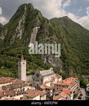 GEMONA DEL FRIULI, Italien, 21. APRIL 2016: Blick auf die Kathedrale von Gemona mit Mount Glemina im Hintergrund. Stockfoto