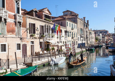 Am frühen Morgen Ruderer in einem traditionellen Batellina in Cannaregio, Venice, Italien das Bestehen der Ai Mori d'Orientale Hotel am Fondamenta della Sensa Stockfoto