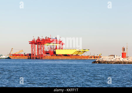 Das Projekt MOSE Barriere und Gantry Lift an der Lagune Chioggia, Venedig, Italien, mit einem 210 Tonnen schweren Tor auf einem Lastkahn durch en geprüft werden Stockfoto