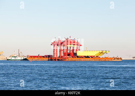 Das Projekt MOSE Barriere und Gantry Lift an der Lagune Chioggia, Venedig, Italien, mit einem 210 Tonnen schweren Tor auf einem Lastkahn durch en geprüft werden Stockfoto