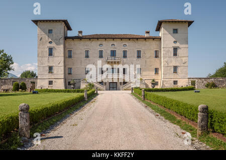 SUSANS, Italien, 28. Juni 2016: Das Schloss von Susans nach der Restaurierung nach dem Erdbeben von 1976. Vorderansicht. Stockfoto