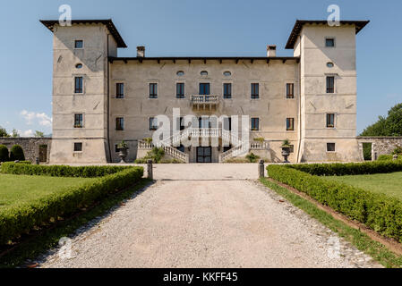 SUSANS, Italien, 28. Juni 2016: Das Schloss von Susans nach der Restaurierung nach dem Erdbeben von 1976. Vorderansicht. Stockfoto