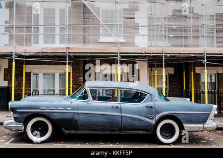 Classic American Auto außerhalb einige Eigenschaften in London, die sich einer Regeneration Stockfoto