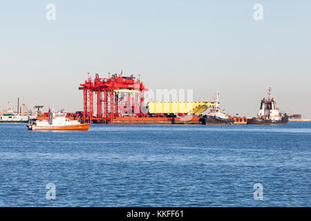 Das Projekt MOSE Barriere und Gantry Lift an der Lagune Chioggia, Venedig, Italien, mit einem 210 Tonnen schweren Tor auf einem Lastkahn mit Schleppern in attenda Stockfoto