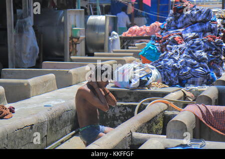 Nicht identifizierte Arbeiter wäscht seinen Körper in Dhobi Ghat Waschsalon Mumbai, Indien. Stockfoto