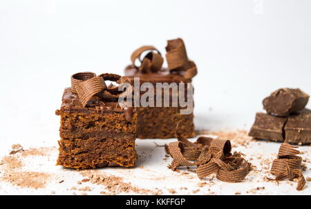 Chocolate Cake Slices auf weißem Hintergrund Stockfoto