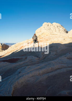 Ein Wanderer genießt die schöne Landschaft an der White Pocket, Paria Plateau, Vermilion Cliffs National Monument, Arizona. Stockfoto