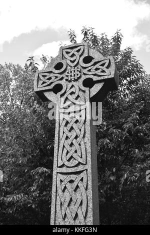 Ein aufwendig geschnitzten keltischen Kreuz dient als ein Denkmal für ein Leben vorbei. Stockfoto