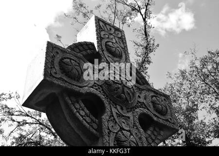 Ein aufwendig geschnitzten keltischen Kreuz dient als ein Denkmal für ein Leben vorbei. Stockfoto