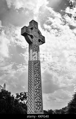 Ein aufwendig geschnitzten keltischen Kreuz dient als ein Denkmal für ein Leben vorbei. Stockfoto