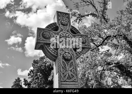 Ein aufwendig geschnitzten keltischen Kreuz dient als ein Denkmal für ein Leben vorbei. Stockfoto