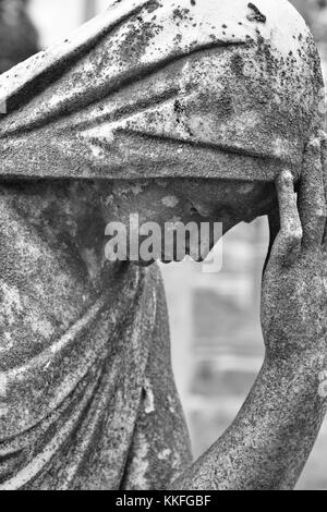 Ein gekleideten Dame kniet für Flehen im Gebet. Stockfoto