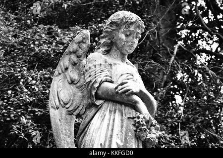 Eine nachdenkliche Engel bläst den Kopf in Trauer über ein Grab in Historic Hollywood Cemetery in Richmond, Virginia. Stockfoto