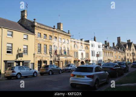 Lloyds TSB Bank und das Lygon Arms Hotel Chipping Campden High Street England, englische cotswolds Stadt, ländliche England-Zeit, Häuser denkmalgeschützte Gebäude Stockfoto