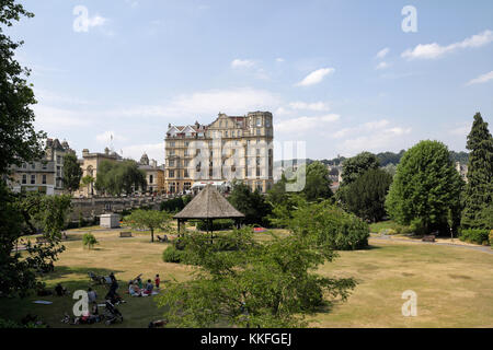 Parade Gardens in Bath, England, Großbritannien, Parklandschaft im Stadtzentrum und Wahrzeichen des Empire Hotelgebäudes Stockfoto