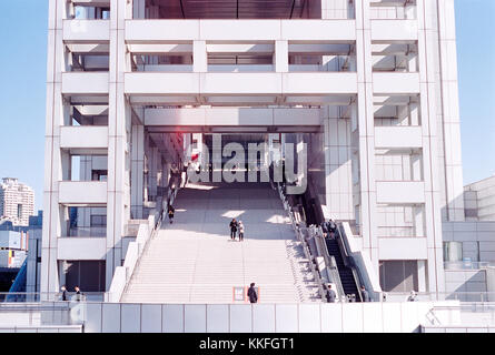 Menschen zu Fuß nach oben und unten das Treppenhaus des futuristischen Fuji tv Gebäude in Odaiba, Japan Stockfoto